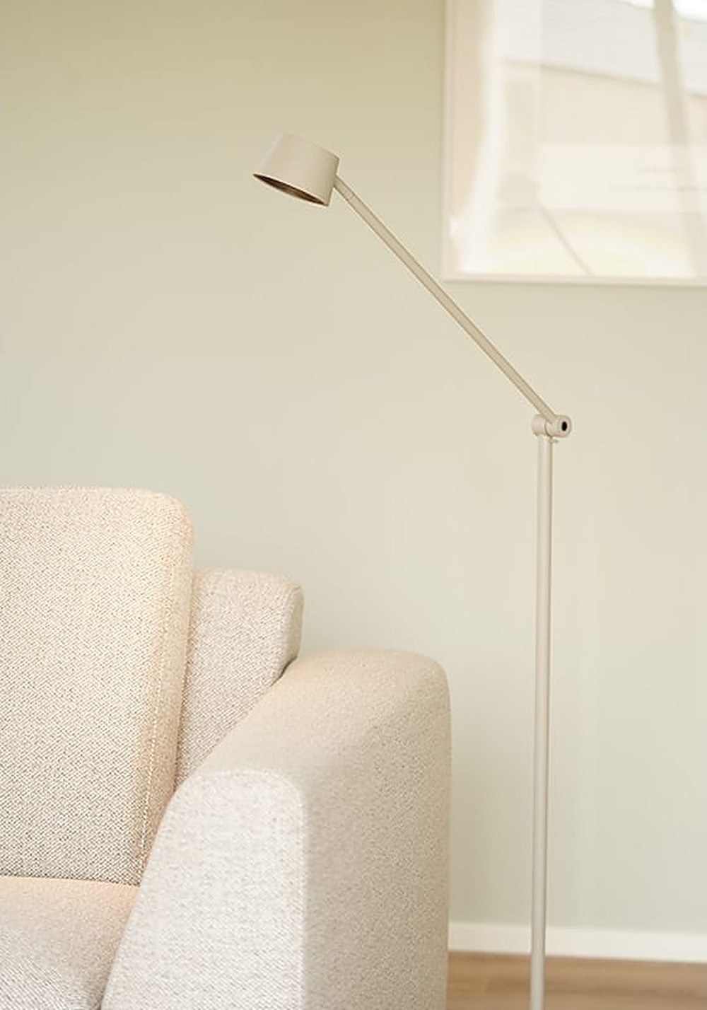 lampadaire Direction Floor Antidark F1 gris mat près d'un canapé