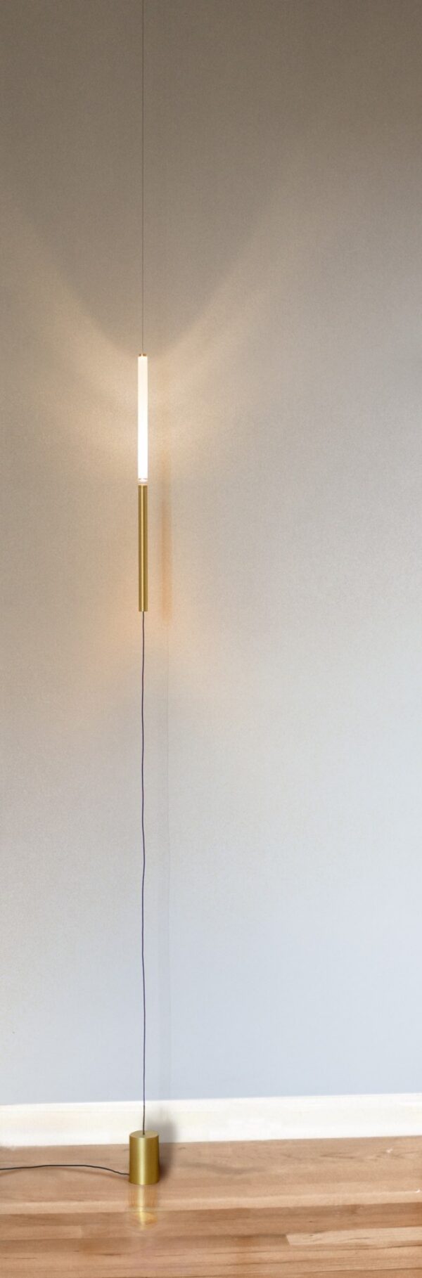 lampadaire Equilibrio OliveLab, finition laiton satiné, en situation dans un salon