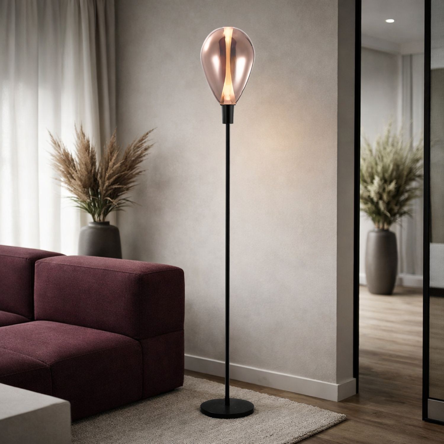 Lampadaire fin en verre fumé ou cuivré, pied noir, 165 cm, G9 lampadaire fin en verre fumé cuivré à côté d un canapé bordeaux