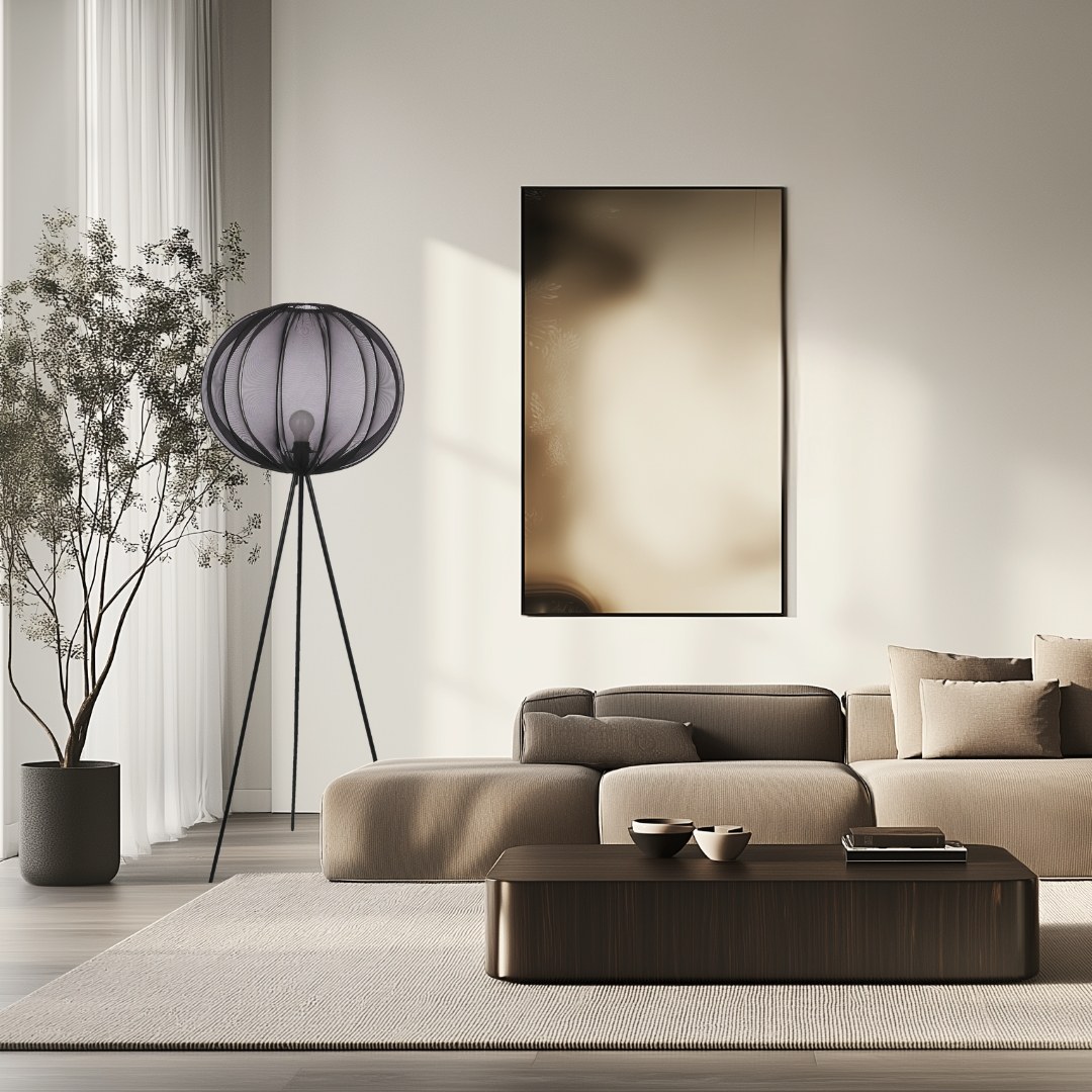 Lampadaire globe noir en voile translucide sur trépied, 161 cm lampadaire globe noir près d un arbre d intérieur dans un salon beige