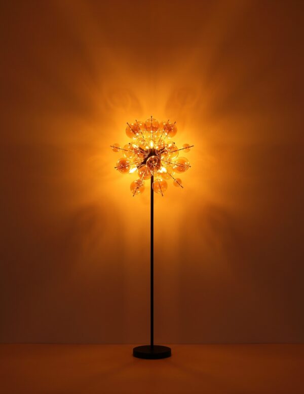 lampadaire grappe de boules de verre, version ambre allumée, halo de lumière chaude sur le mur