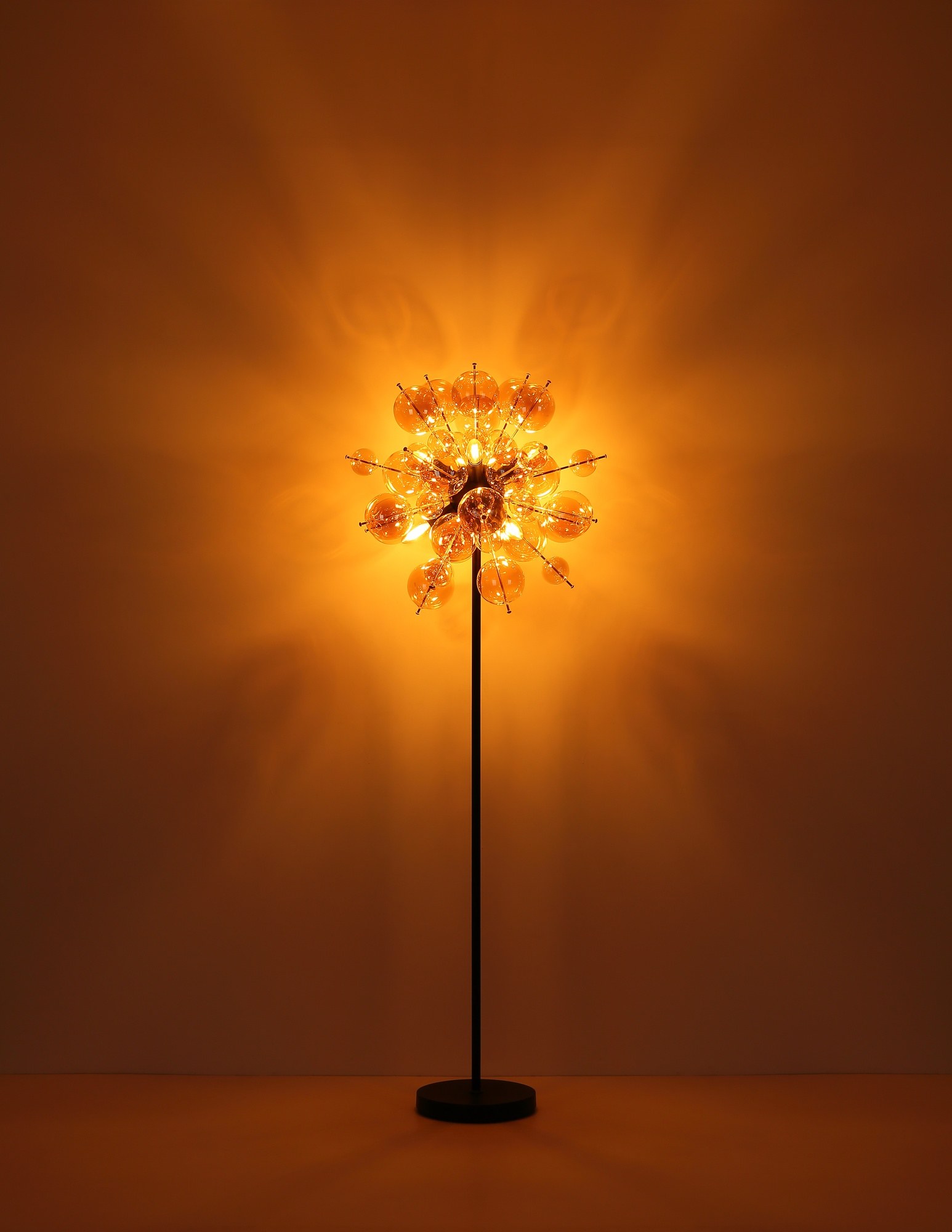Lampadaire grappe de boules de verre ambre, fumé ou opale lampadaire grappe de boules de verre, version ambre allumée, halo de lumière chaude sur le mur
