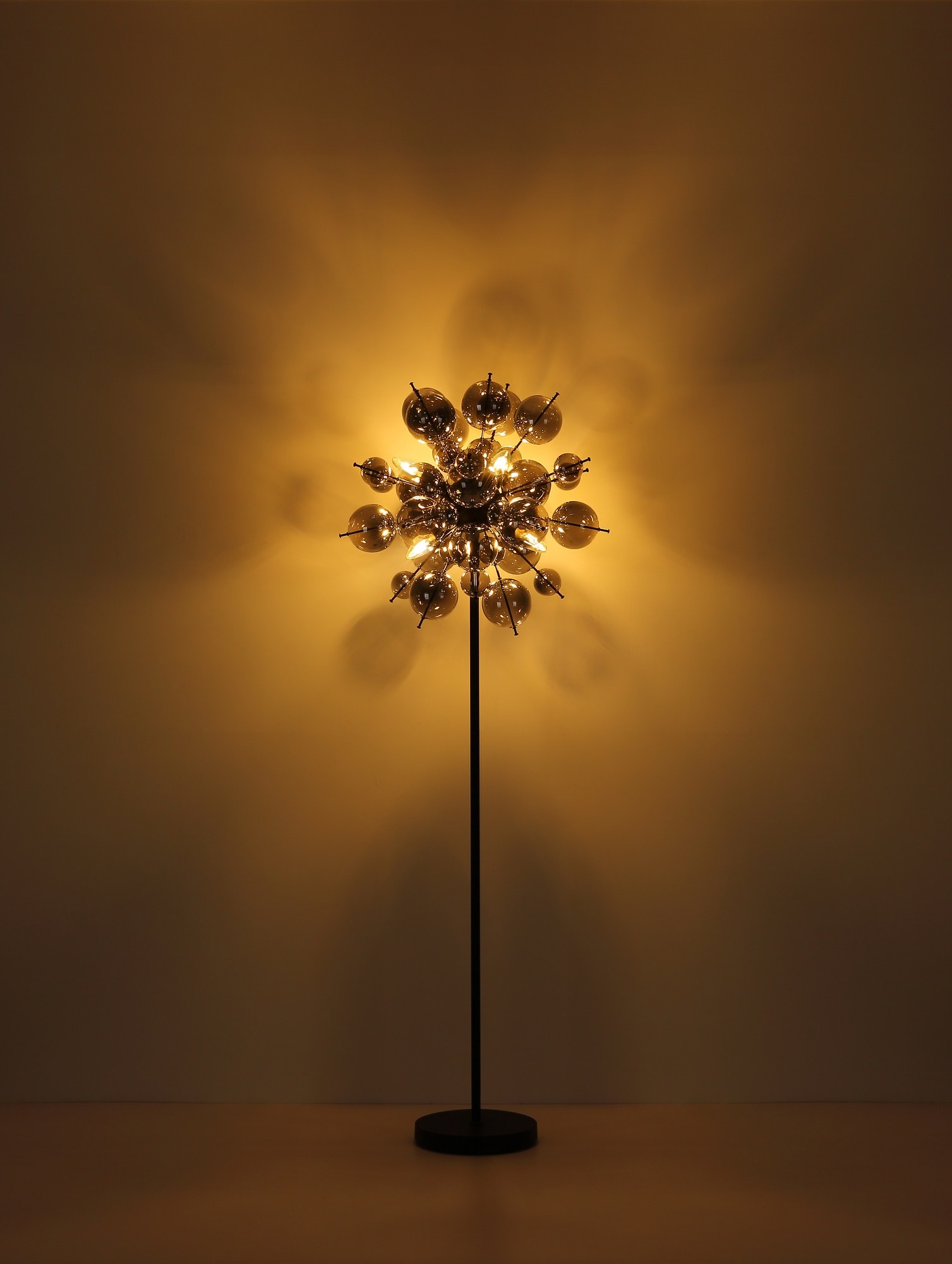 Lampadaire grappe de boules de verre ambre, fumé ou opale lampadaire grappe de boules de verre, version fumé allumée, lumière dorée sur le mur