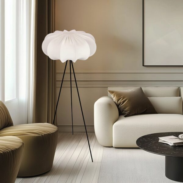 lampadaire japandi dans un salon beige avec fauteuil et canapé crème