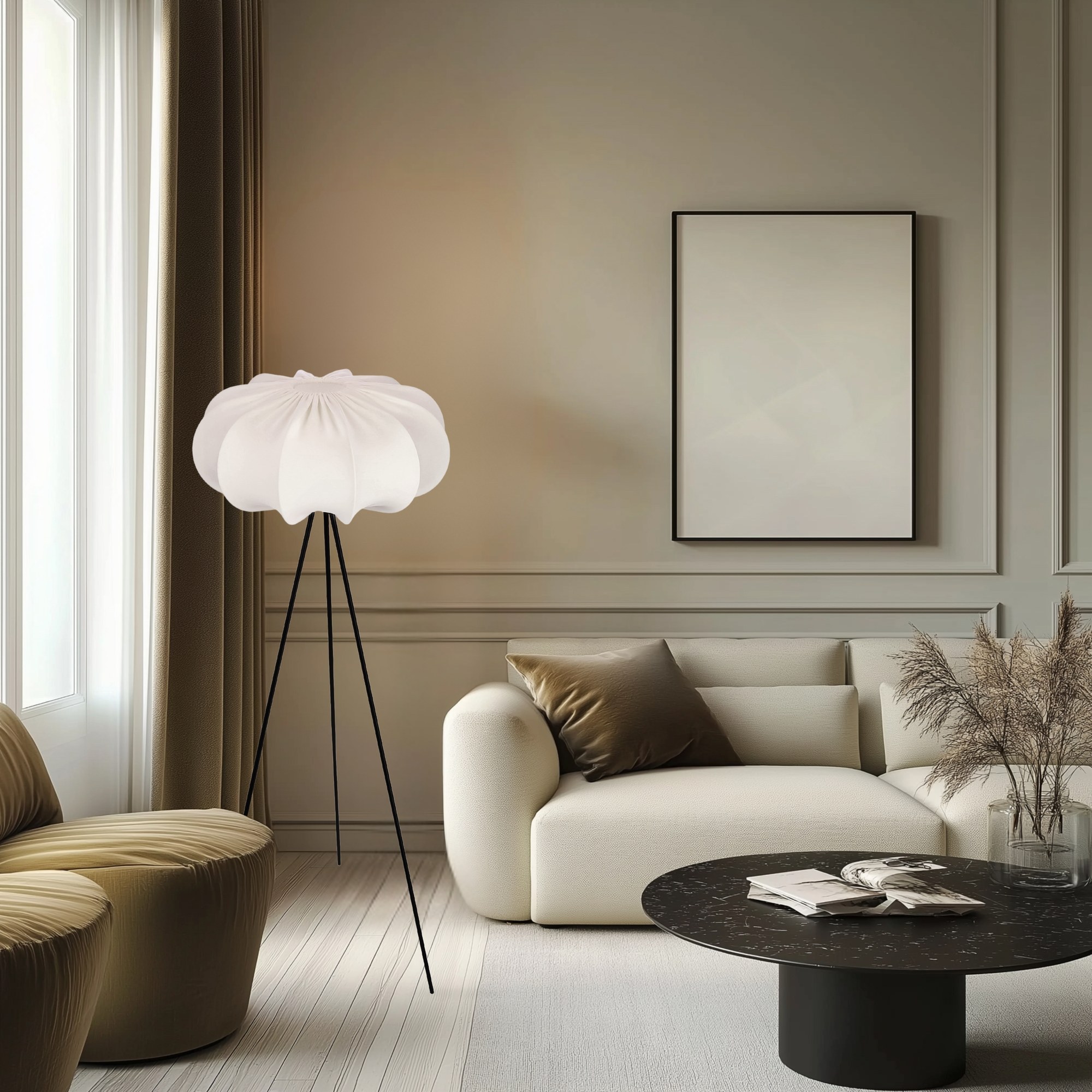 Lampadaire japandi à abat-jour en tissu crème sur trépied noir, 147 cm lampadaire japandi près d une fenêtre avec rideaux et table basse noire