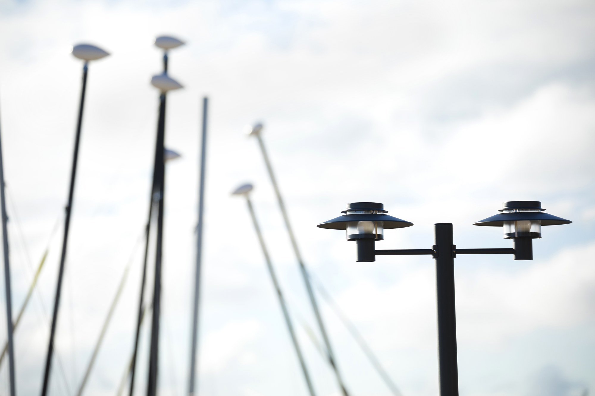 Lampadaire Kerlouan 2 ou 3 têtes par Roger Pradier en aluminium lampadaire Kerlouan à 2 têtes en aluminium gris ardoise au milieu des mâts de voiliers d un port