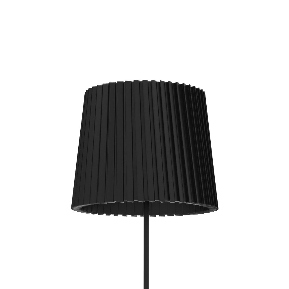 Lampadaire Kilma abat-jour plissé par Robin Lamps lampadaire Kilma gros plan sur son abat-jour plissé en tissu noir
