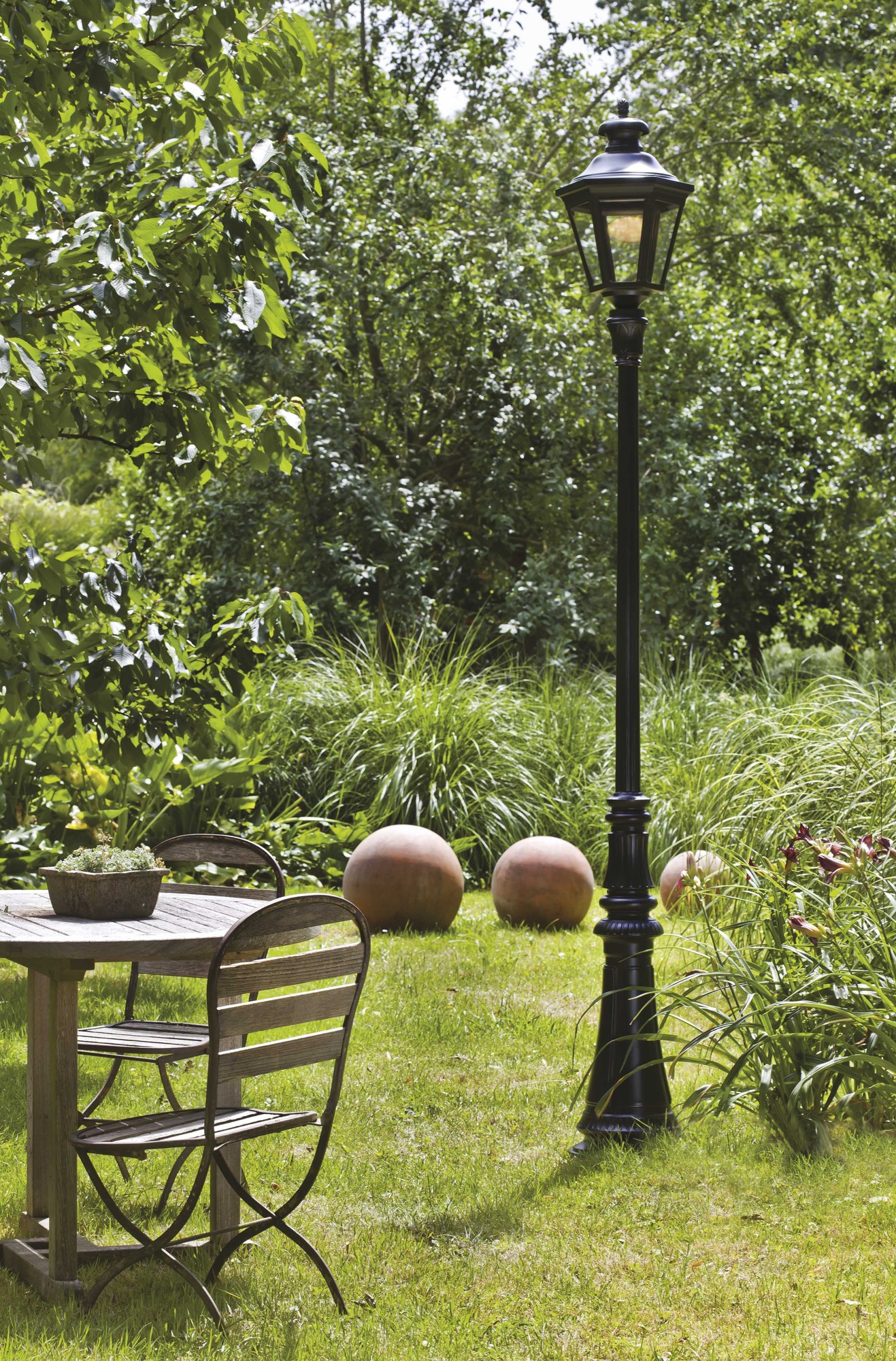 Lampadaire Louis XIII en aluminium et verre par Roger Pradier lampadaire Louis XIII noir à une tête dans un jardin près d un salon de jardin en bois