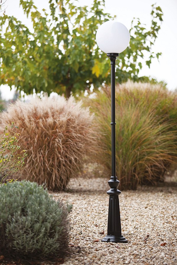 Lampadaire Moon globe 300 mm par Roger Pradier, 1 ou 2 globes lampadaire Moon globe 300 mm N° 11 à un globe opale en aluminium noir dans un jardin de graminées et de gravier