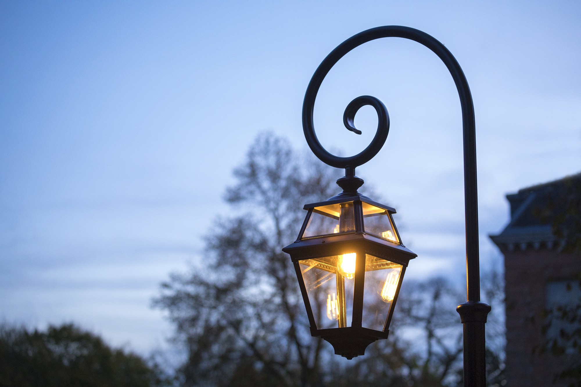 Lampadaire lanterne Place des Vosges 2 par Roger Pradier lampadaire Place des Vosges 2 gros plan sur la crosse à volute et la lanterne allumée