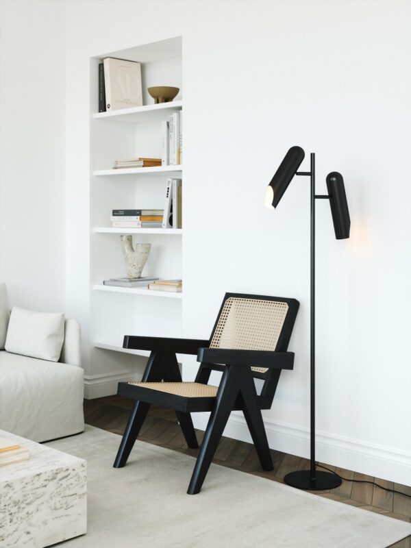 lampadaire Rochelle noir dans un coin lecture de salon