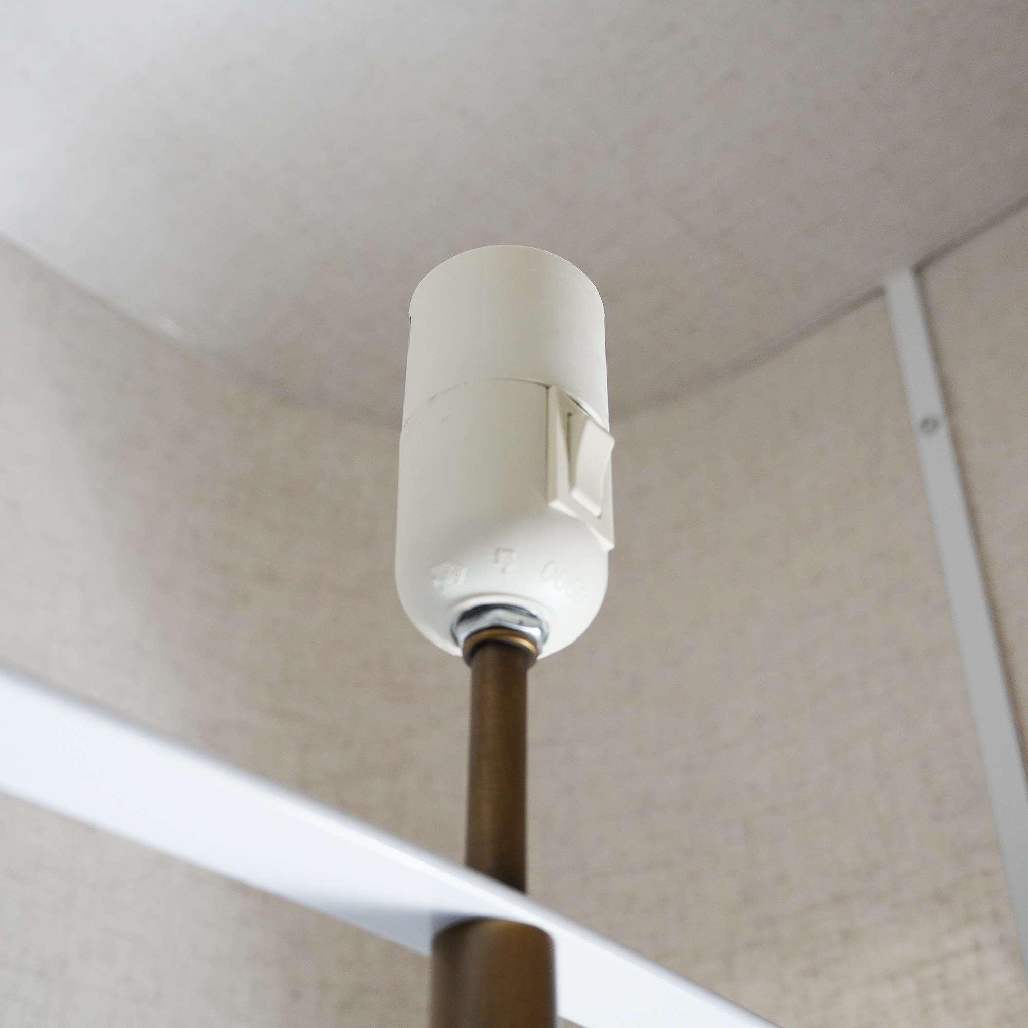 Lampadaire Takai en lin beige et base en laiton bruni par Design For The People lampadaire Takai, détail du fût en laiton bruni et de la douille