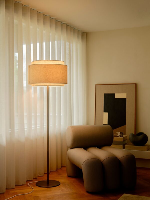 lampadaire Takai en lin beige dans un salon