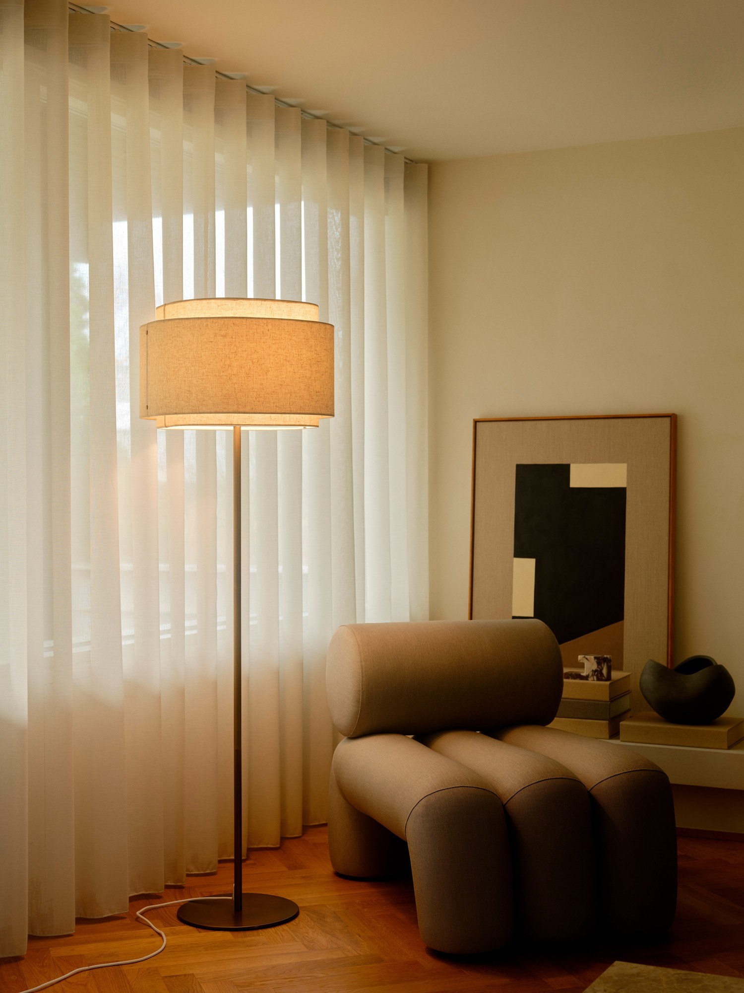 Lampadaire Takai en lin beige et base en laiton bruni par Design For The People lampadaire Takai en lin beige dans un salon