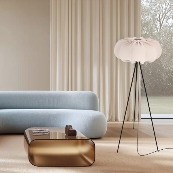 lampadaire trépied beige dans un salon pres d un canape bleu pale