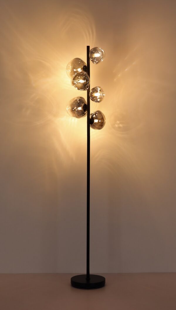 lampadaire verre fumé 6 lumières allumé, reflets de lumière chaude sur le mur