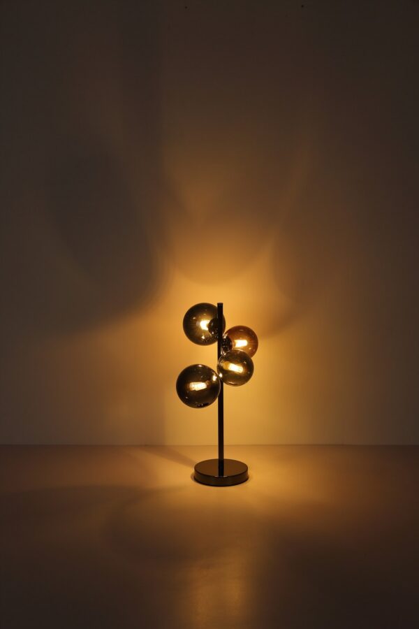 lampe à poser 4 boules de verre version grise à verres bronze, vert et pétrole, allumée