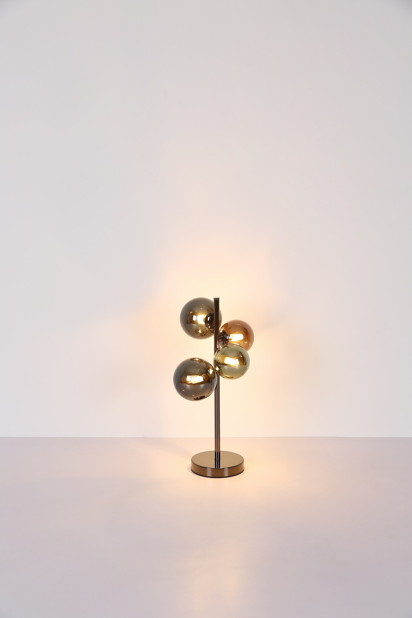 Lampe à poser 4 boules de verre sur tige, fumé noir ou bronze gris, 48 cm lampe à poser 4 boules de verre version grise à verres colorés allumée, posée sur un fond clair
