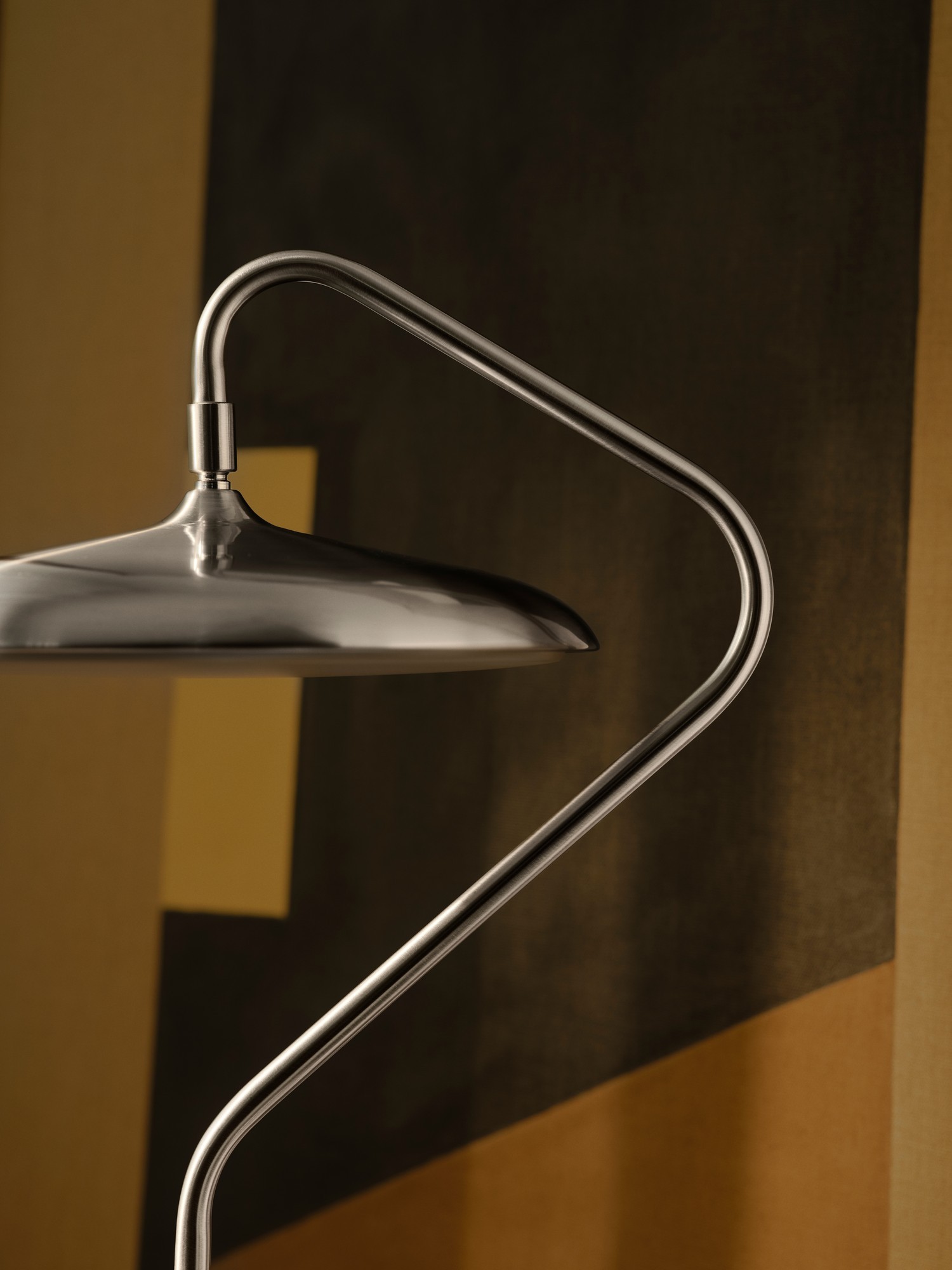 Lampe à poser Artist en métal à tête inclinable par Design For The People lampe à poser Artist, détail du disque et du bras en acier inoxydable brossé
