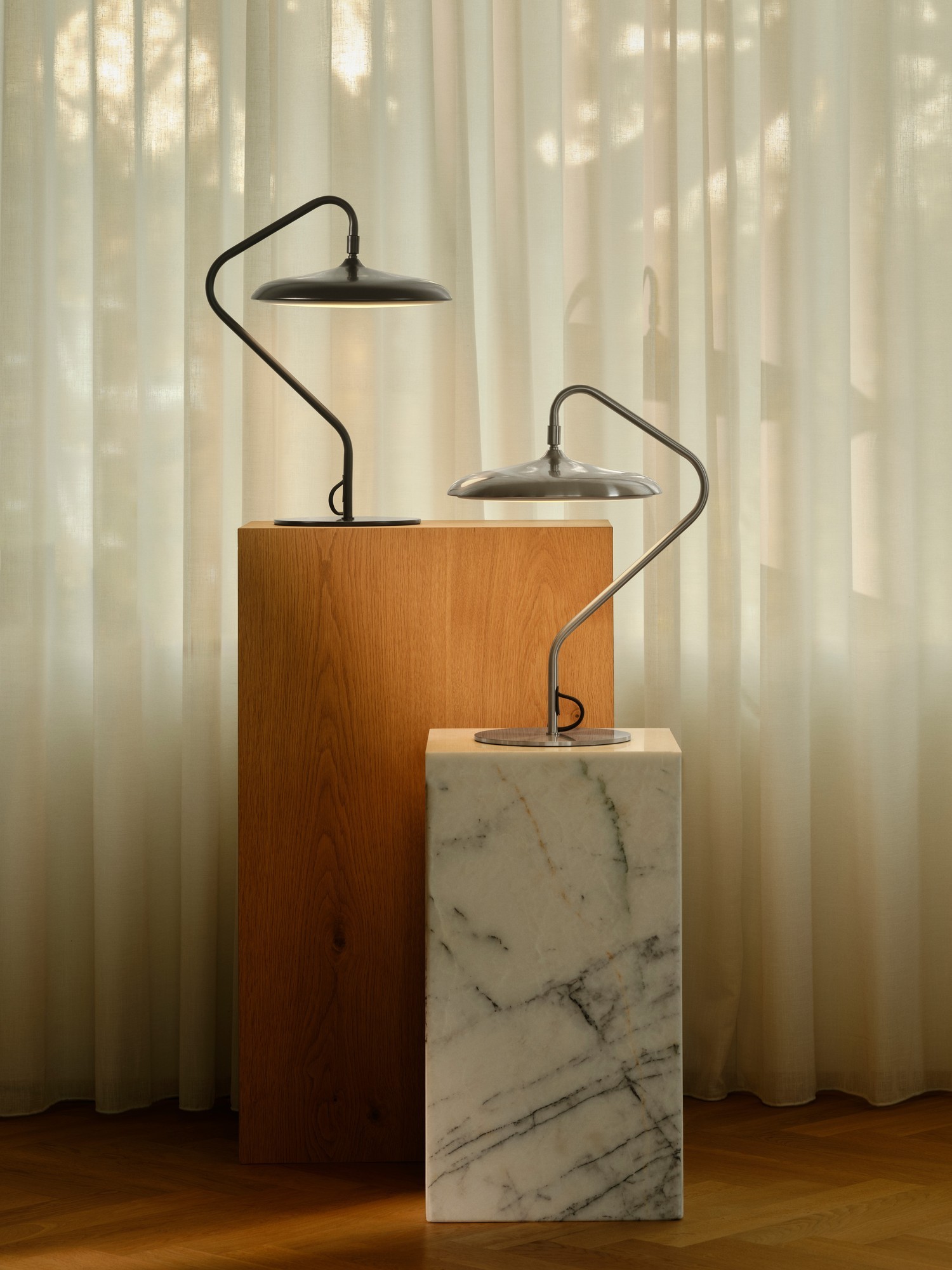 Lampe à poser Artist en métal à tête inclinable par Design For The People lampe à poser Artist en finitions noire et acier inoxydable sur des socles en bois et marbre