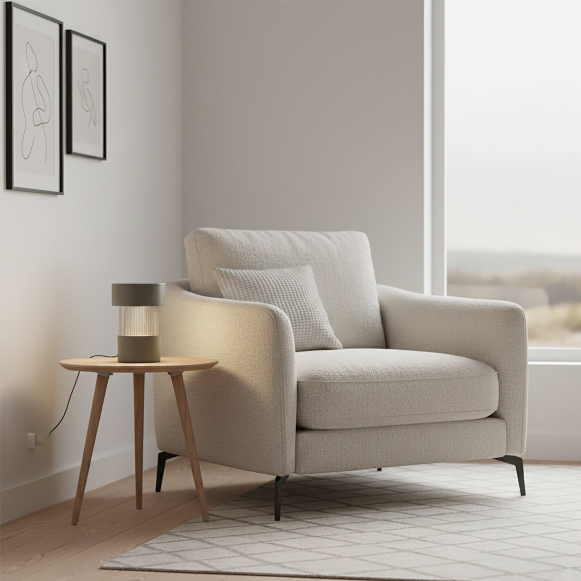 lampe à poser Balise taille M verte allumée sur une table ronde en bois près du fauteuil