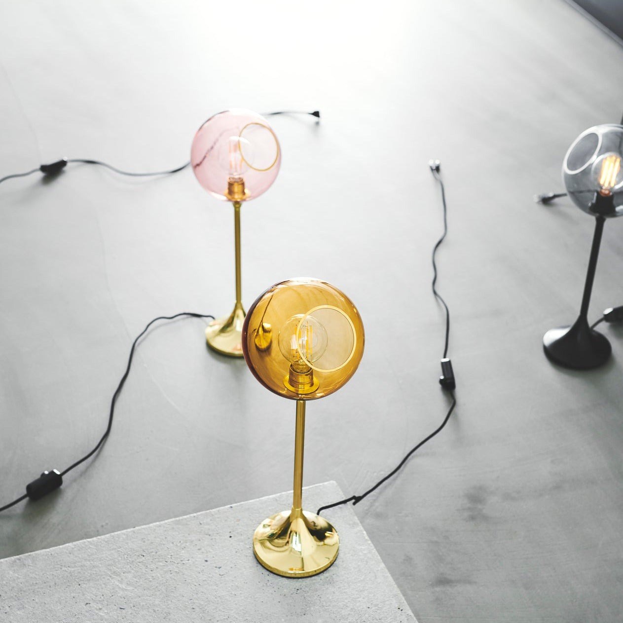 Lampe à poser Ballroom en verre soufflé par Design by Us lampe à poser Ballroom Design by Us, en situation, coloris ambre et rose