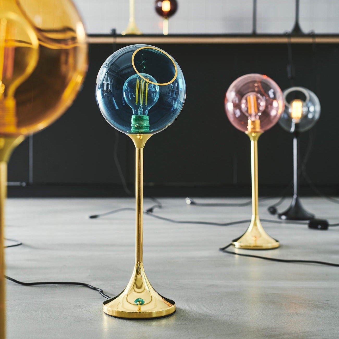 Lampe à poser Ballroom en verre soufflé par Design by Us lampe à poser Ballroom Design by Us, gros plan en situation, coloris bleu ciel