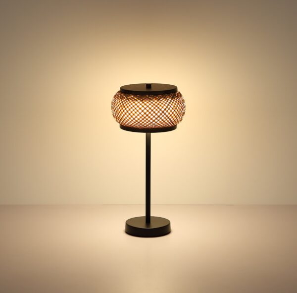 lampe à poser bambou LED allumée, lumière chaude sur le mur