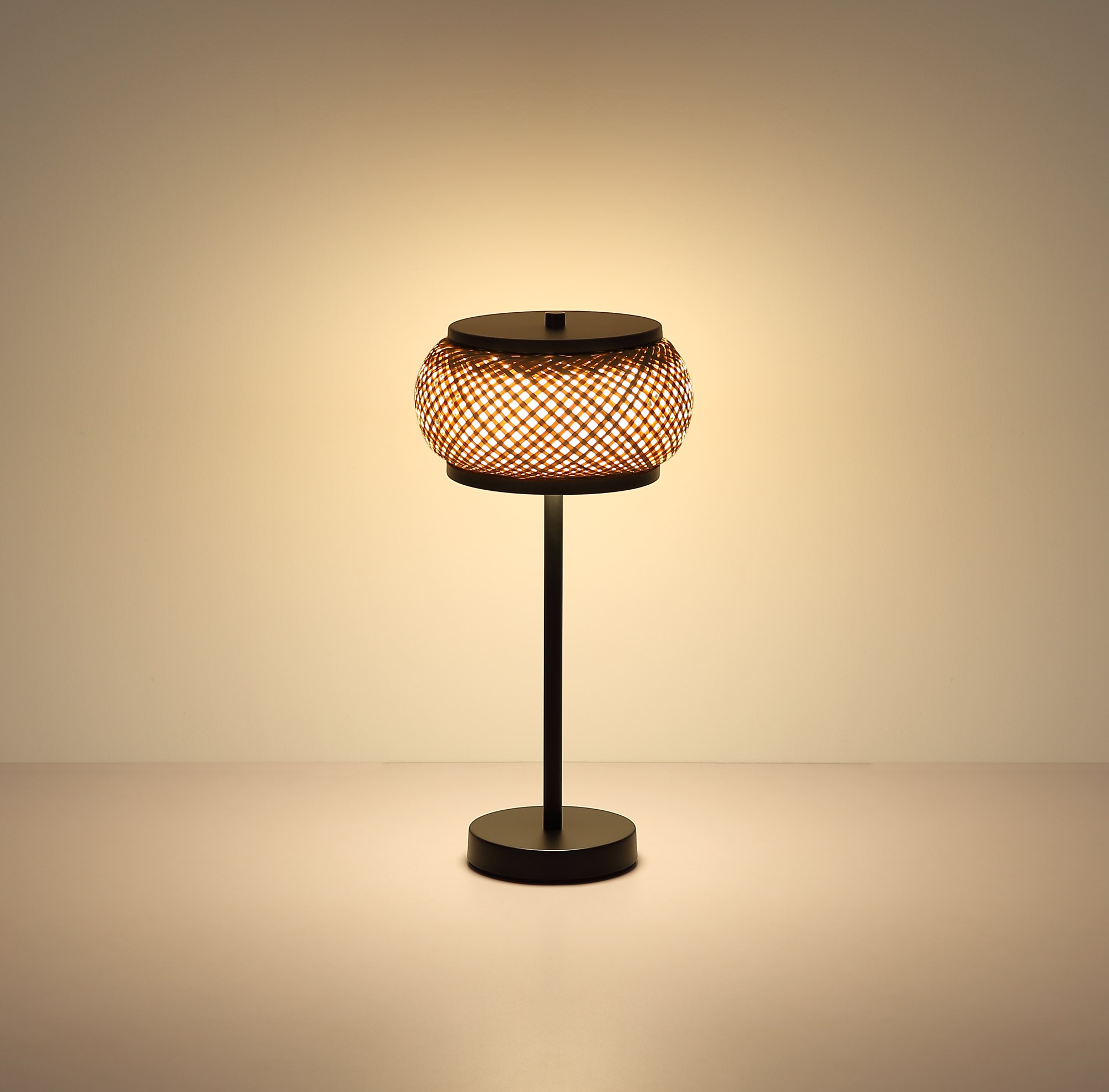 Lampe à poser bambou LED noir, abat-jour tressé Ø 22 cm lampe à poser bambou LED allumée, lumière chaude sur le mur