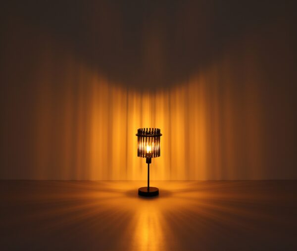 lampe à poser barreaux de verre fumé allumée, lumière chaude et lignes verticales
