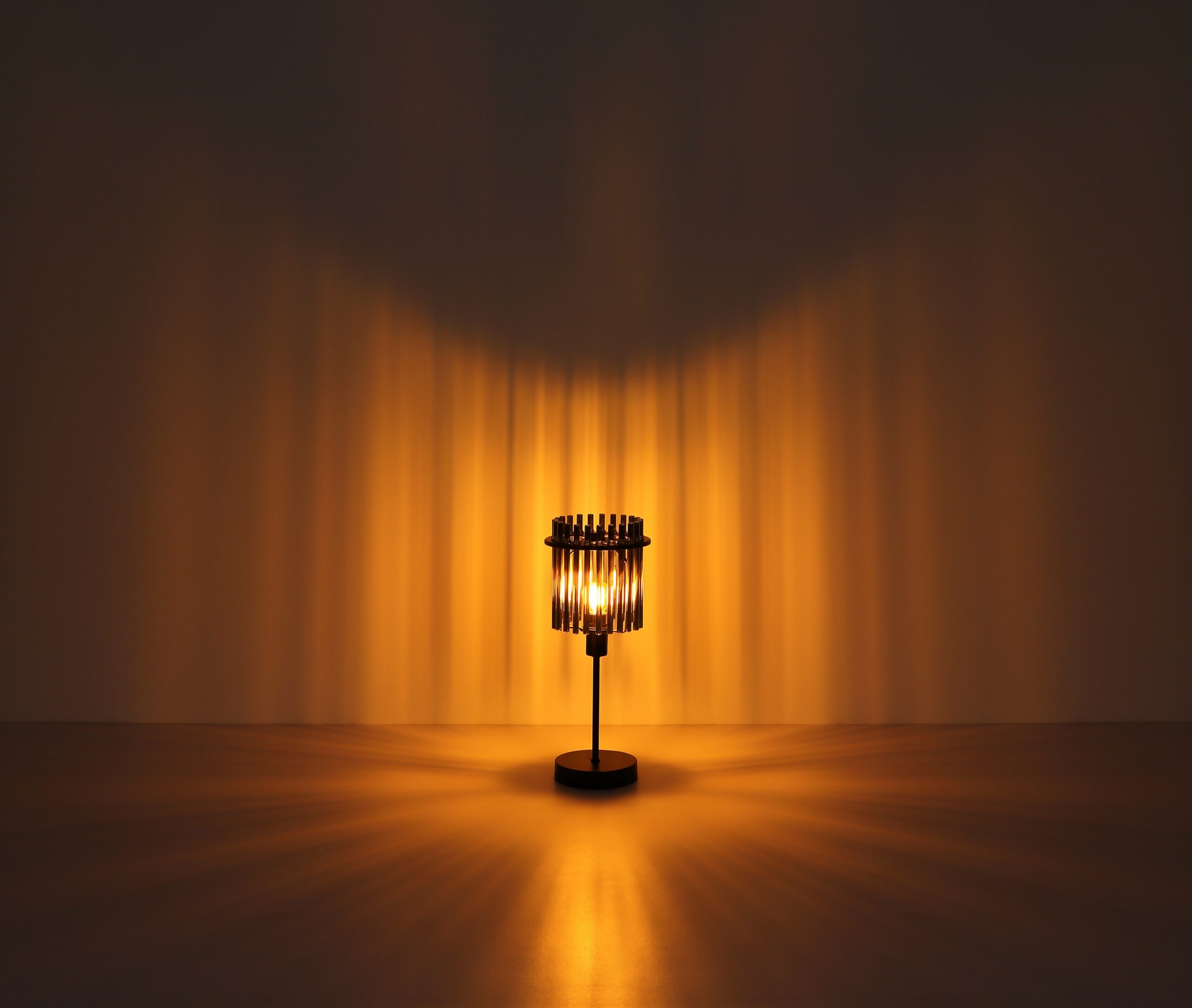 Lampe à poser barreaux de verre, 3 finitions, 37,5 ou 54,5 cm lampe à poser barreaux de verre fumé allumée, lumière chaude et lignes verticales