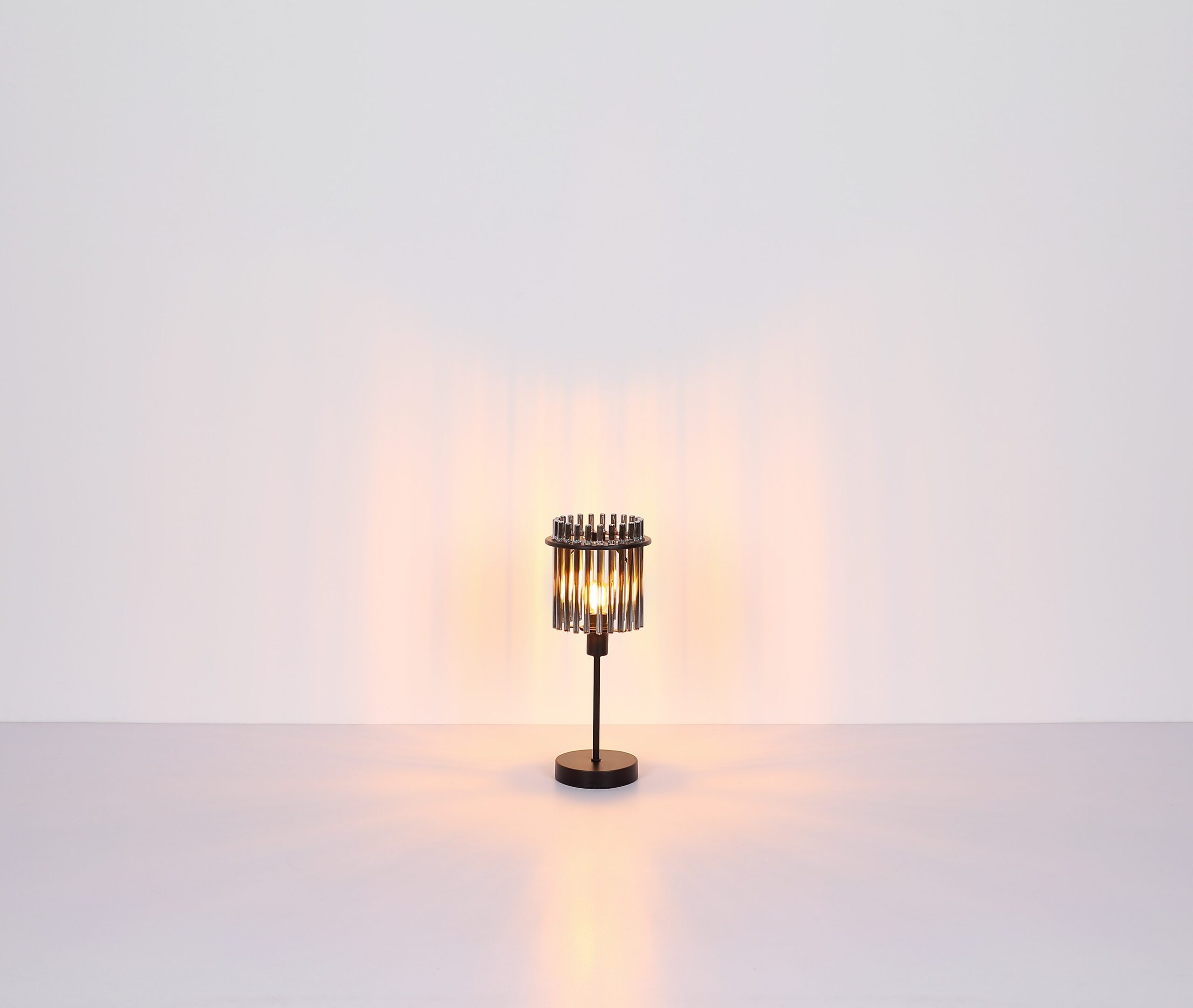 Lampe à poser barreaux de verre, 3 finitions, 37,5 ou 54,5 cm lampe à poser barreaux de verre fumé allumée dans une pièce claire