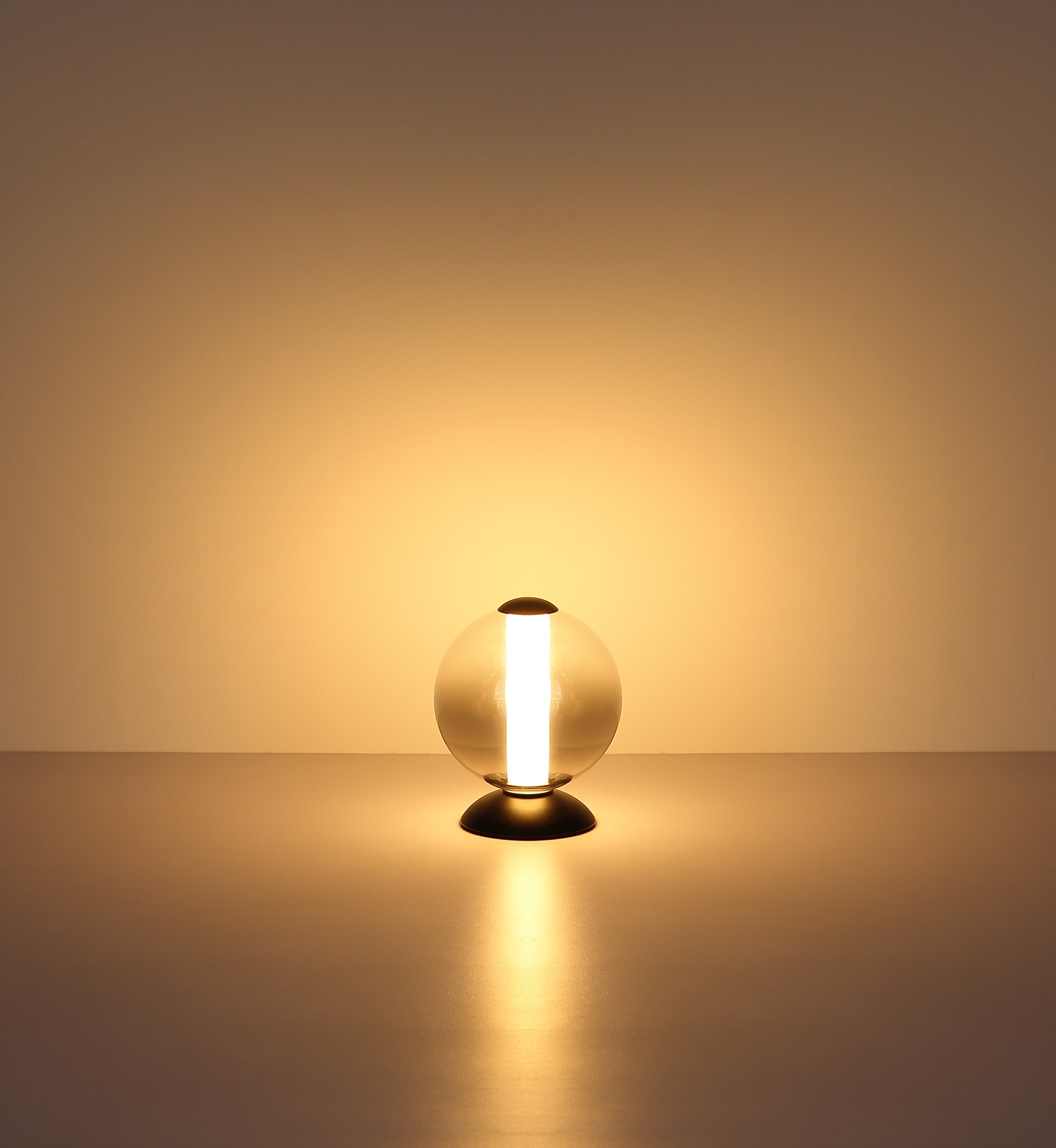 Lampe à poser boule verre fumé noir, LED 3000 K, Ø 18 cm lampe à poser boule verre fumé allumée, lumière chaude sur une surface