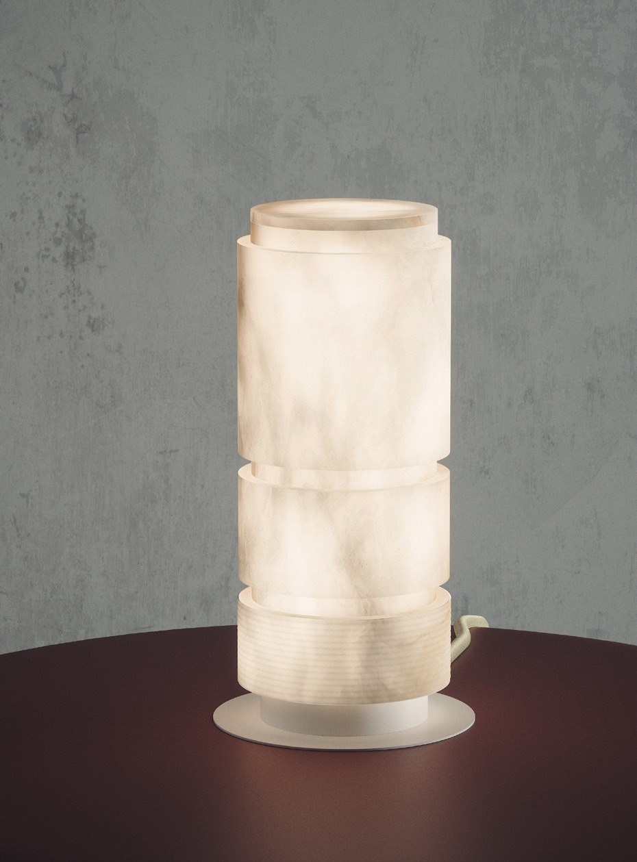 lampe à poser Bowie albâtre, ambiance posée sur une table