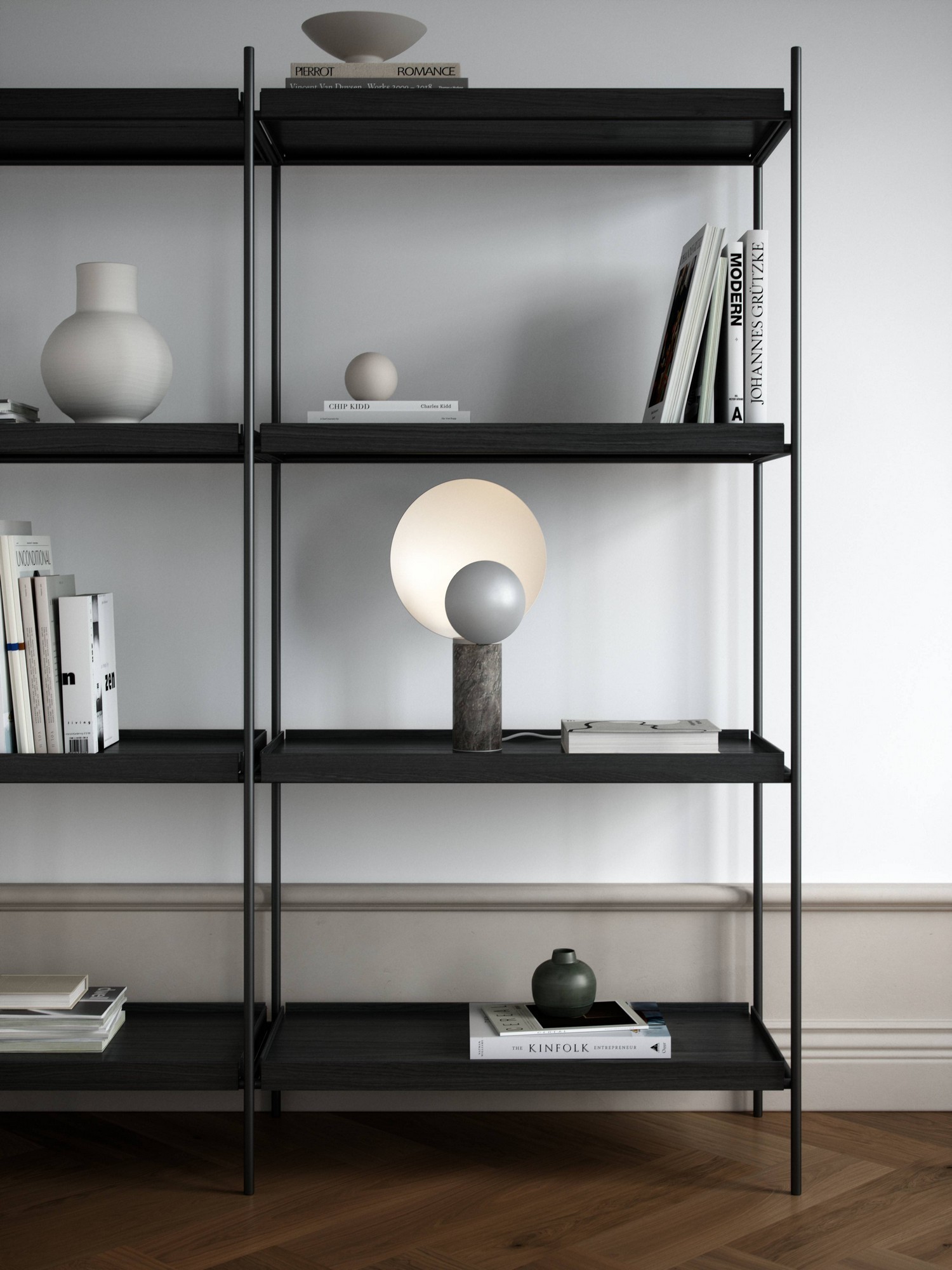 Lampe à poser Caché en marbre et abat-jours mobiles par Design For The People lampe à poser Caché posée sur une étagère noire dans un salon