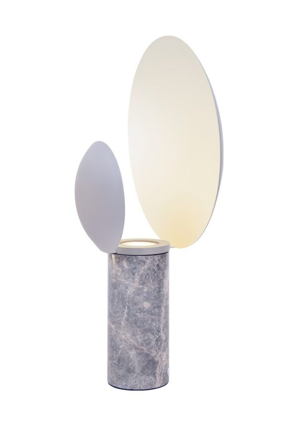 lampe à poser Caché avec socle en marbre gris et deux abat-jours ronds, fond blanc