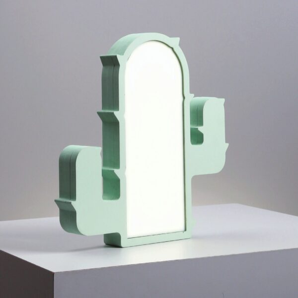 lampe à poser cactus enfant verte en bois allumee sur un socle