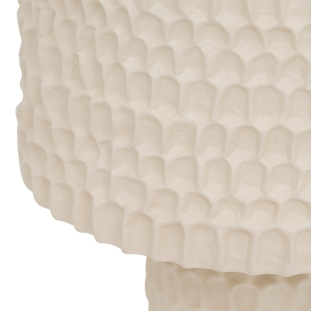 Lampe à poser Cali par Urban Nature Culture, céramique texturée lampe à poser céramique Cali Urban Nature Culture, détail de la texture alvéolée