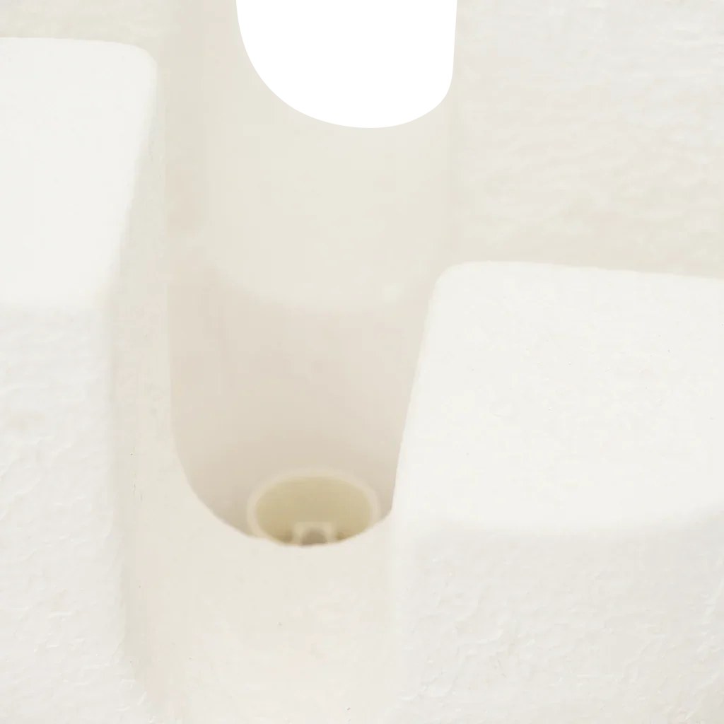 Lampe à poser Cuarto par Urban Nature Culture, céramique blanche lampe à poser céramique Cuarto Urban Nature Culture, détail de la douille logée au creux de l'évidement en U