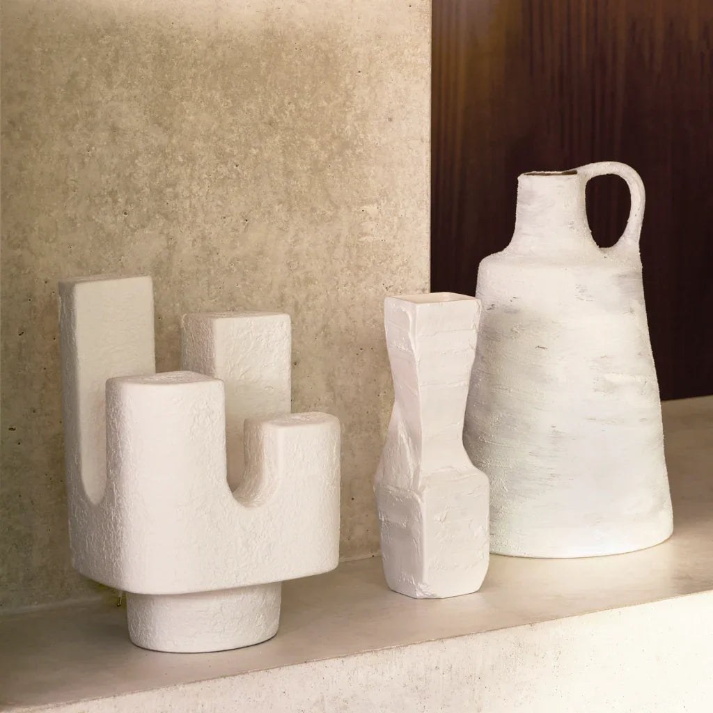 Lampe à poser Cuarto par Urban Nature Culture, céramique blanche lampe à poser céramique Cuarto Urban Nature Culture, en situation sur une étagère, près de vases en céramique blanche