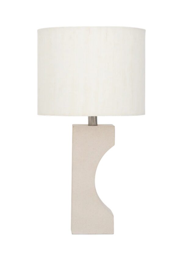 lampe à poser céramique Fiocco Urban Nature Culture, pied en céramique sable à arc vertical et abat-jour en soie blanc cassé, sur fond blanc