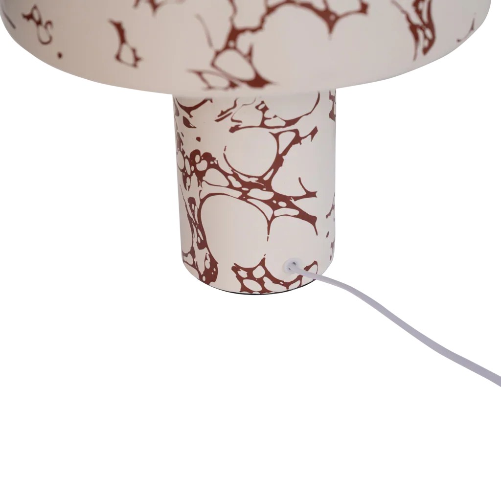 Lampe à poser Fluido par Urban Nature Culture, céramique marbrée brun lampe à poser céramique Fluido Urban Nature Culture, détail du pied cylindrique et de l'interrupteur sur le câble
