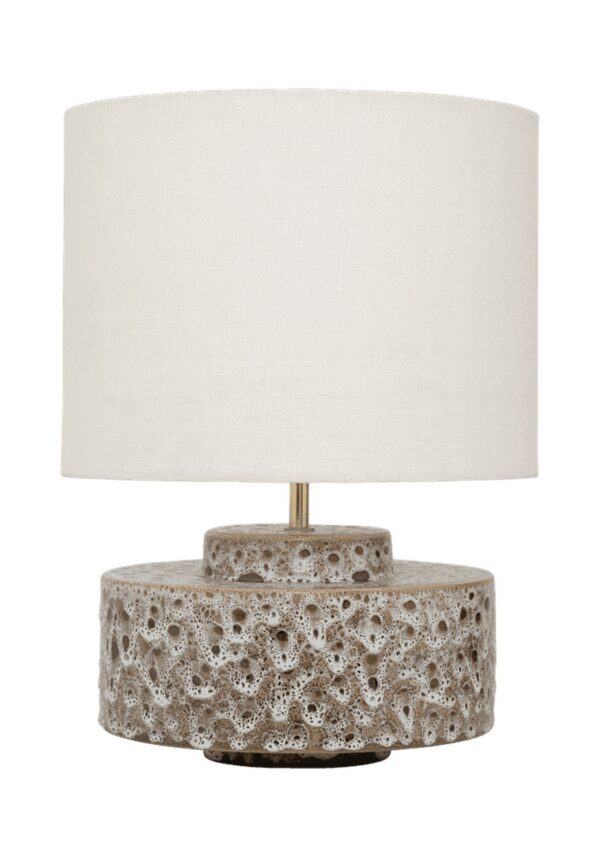 lampe à poser céramique Ivy Urban Nature Culture, pied en céramique à l'émail réactif brun et écru et abat-jour en coton, sur fond blanc