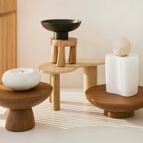 lampe à poser céramique Izumi Urban Nature Culture, en situation sur une table basse en bois