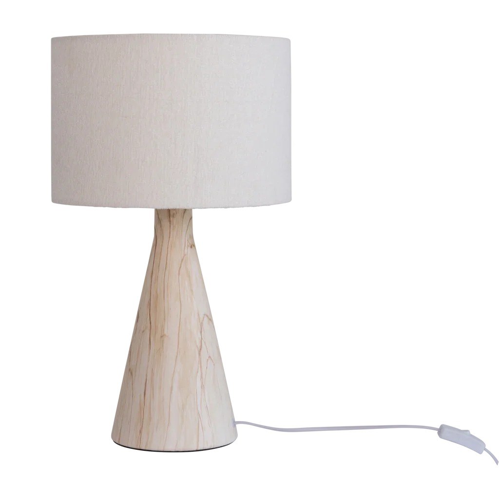 Lampe à poser Jun par Urban Nature Culture, céramique et lin écru lampe à poser céramique Jun Urban Nature Culture, vue de trois quarts avec son câble blanc