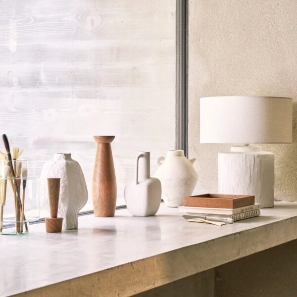 lampe à poser céramique Mason Urban Nature Culture, posée sur une console en béton avec des vases en céramique et en bois