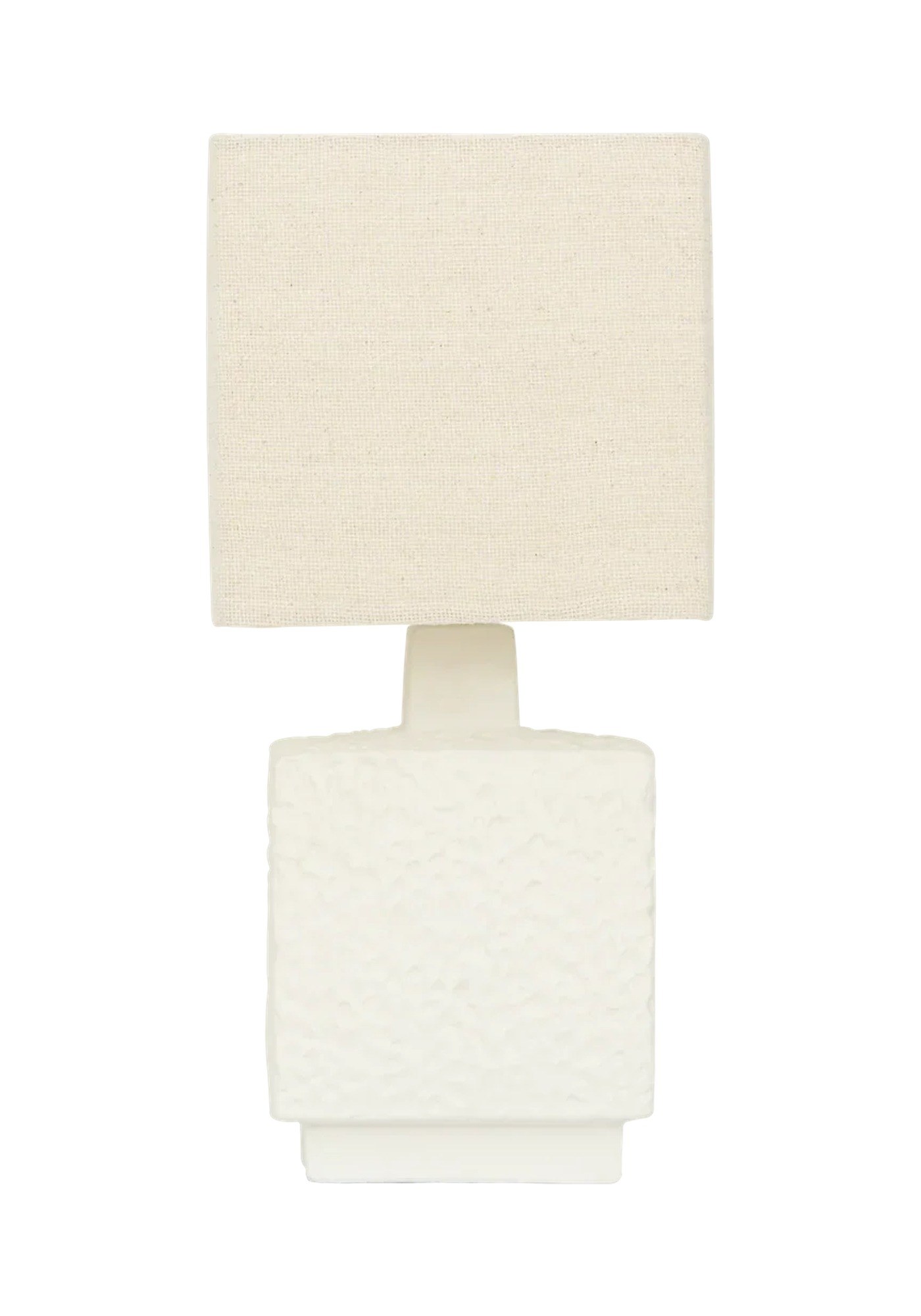 Lampe à poser Meja par Urban Nature Culture, céramique blanche lampe à poser céramique Meja Urban Nature Culture, pied carré en grès blanc texturé et abat-jour en coton blanc cassé, sur fond blanc