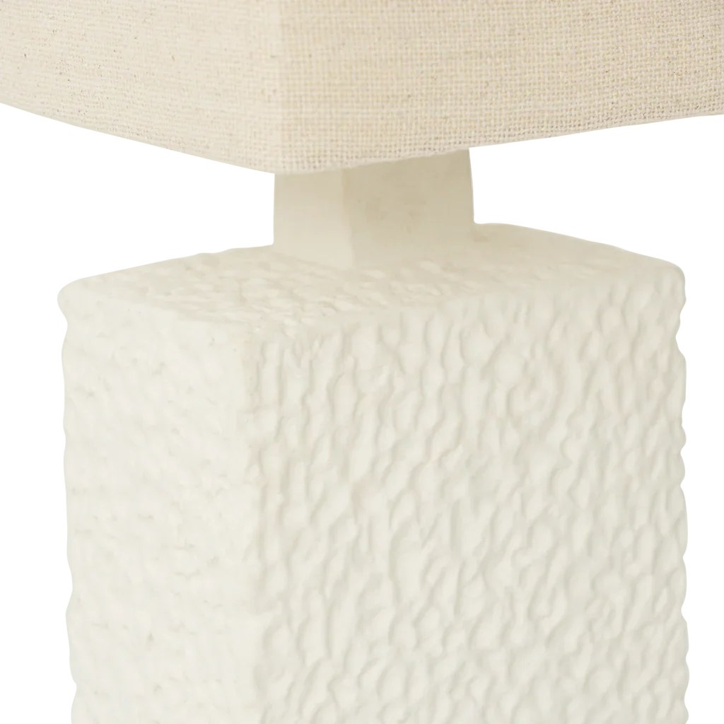 Lampe à poser Meja par Urban Nature Culture, céramique blanche lampe à poser céramique Meja Urban Nature Culture, détail du relief texturé du pied en grès