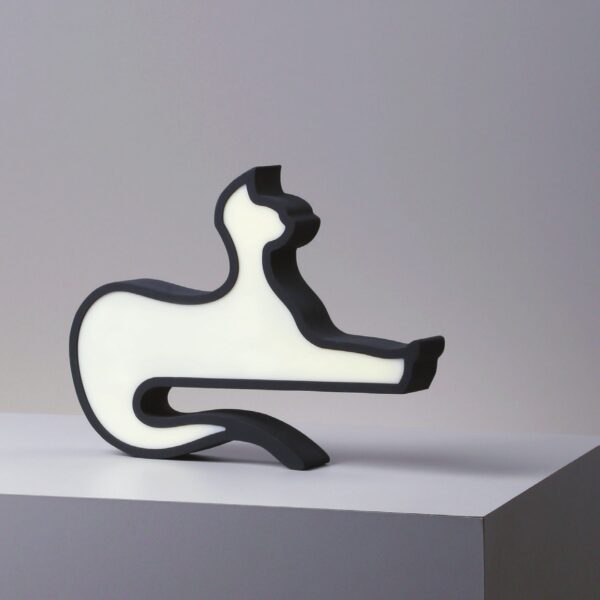lampe à poser chat enfant noir en bois allume sur un socle