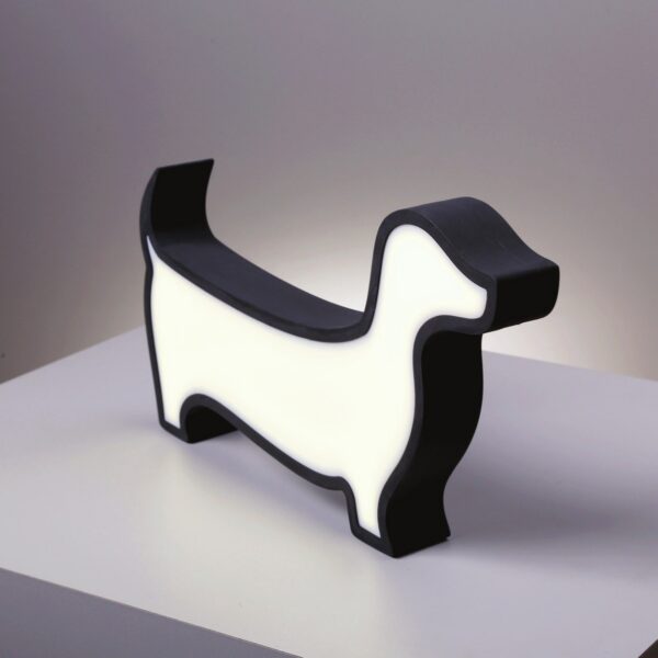 lampe à poser chien enfant noir en bois allume sur un socle